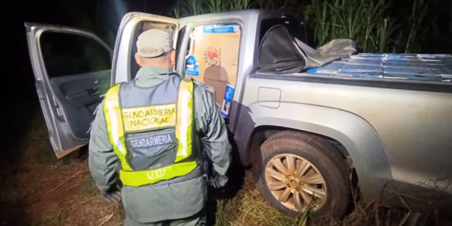 Embistió un control de Gendarmería, escapó a toda velocidad y abandonó la camioneta: llevaba 19.500 atados de cigarrillos de contrabando