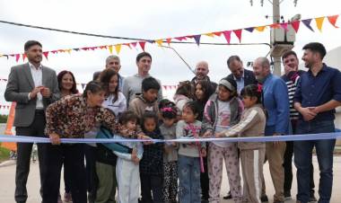 Hace un año una escuela, ahora pavimento: Pullaro inauguró otra obra clave en Monte Vera