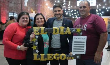 Sueño cumplido para 190 familias: Pullaro encabezó una nueva entrega de escrituras de viviendas en Santa Fe