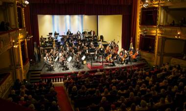 A sala llena, la Orquesta Sinfónica Provincial de Santa Fe engalanó la víspera del 25 de Mayo