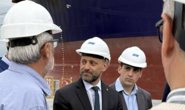 Desde el muelle de la Zona Franca Santafesina, se concretó la exportación de 30 mil toneladas de acero producido 100 % en la provincia