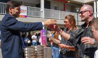 Pullaro entregó 54 viviendas en Villa Setúbal y destacó el impacto de la obra pública en el empleo
