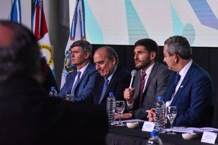 Pullaro respaldó a los intendentes en la reunión con el ministro Francos por subsidios al transporte