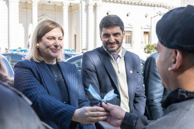Pullaro encabezó la entrega de más patrulleros inteligentes para la Policía