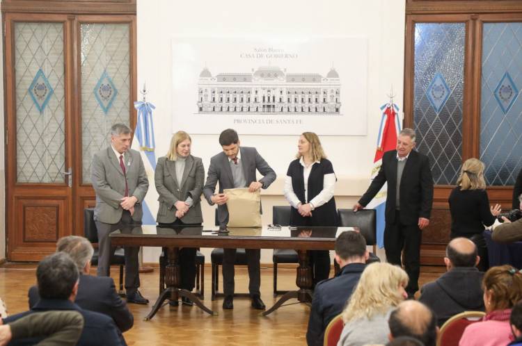  Pullaro: “Estamos haciendo la compra más grande de ambulancias de alta complejidad en la provincia de Santa Fe”