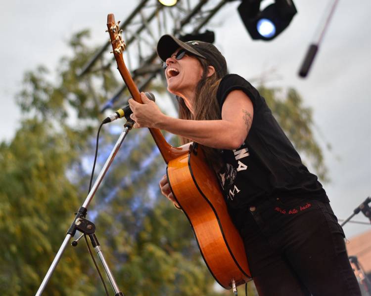 La cantante Lula Bertoldi abrió el ciclo “Seremos Primavera” en la ciudad de Santa Fe