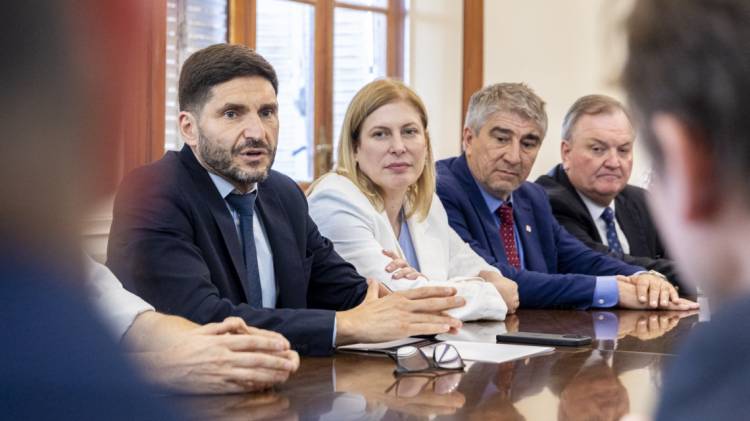 El Gobernador recibió de los legisladores la ley de necesidad de la Reforma Constitucional para la promulgación