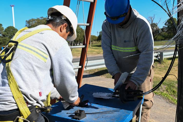 Con una inversión de más de 170 millones de pesos, Provincia conecta 68 centros de salud a la red de fibra óptica