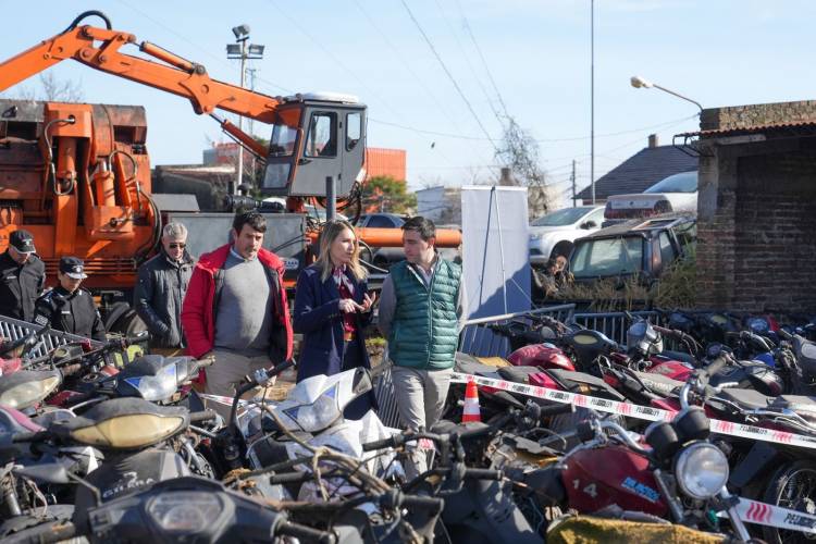 Comenzó una nueva etapa del plan de compactación de vehículos abandonados en depósitos policiales de Santa Fe