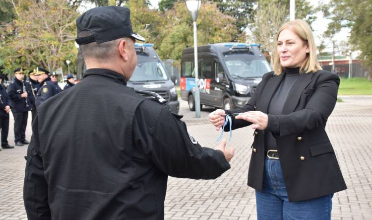 Provincia entregó a la Policía 5 minibuses con toda la tecnología para trabajar en investigación criminal