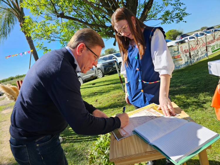 Rodrigo Borla//Un domingo diferente celebrando el aniversario 75 de la Escuela N°999 Manuel Belgrano de la Nevada, junto a los chicos, docentes y sus familias.
