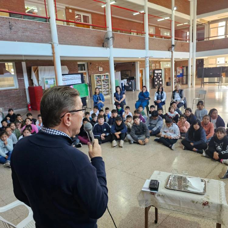Rodrigo Borla//Hoy fui invitado por los alumnos de 4 y 5 grado de la Escuela N°6149 Manuel Lainez de San Justo, para dialogar sobre la nueva constitución provincial.