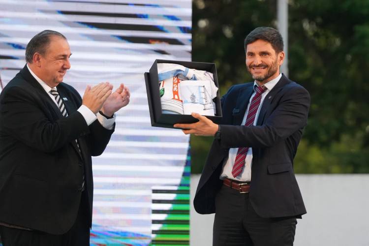 En su 452° aniversario, la ciudad de Santa Fe estrenó bandera: “Un emblema de su identidad cultural, social, institucional y política”