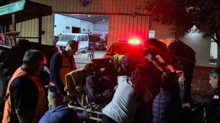 Villa Minetti: rescatan a un paciente aislado por anegamientos y refuerzan la asistencia sanitaria en toda la localidad