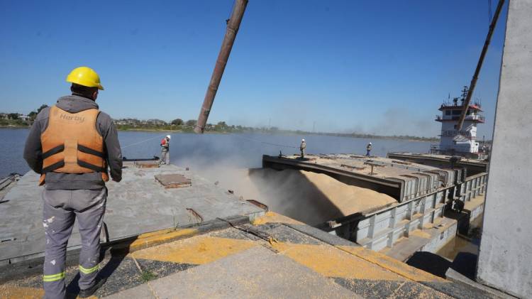 Zarpó un nuevo embarque de maíz y trigo desde el Puerto de Santa Fe