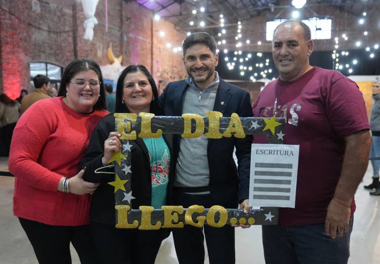 Sueño cumplido para 190 familias: Pullaro encabezó una nueva entrega de escrituras de viviendas en Santa Fe