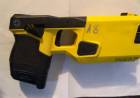 La Policía usó la pistola Taser para evitar que un joven agrediera a su madre con un hacha y un pico en Rosario