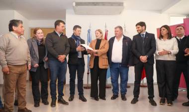  Pullaro entregó aportes y anunció un centro de entrenamiento para los bomberos en Gálvez