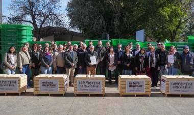 Provincia entregó equipamiento para mejorar el tratamiento de residuos y fortalecer la economía circular   