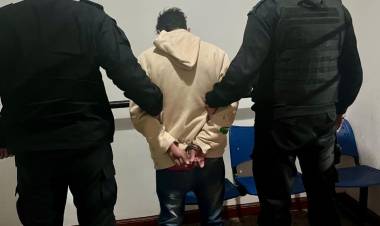 APREHENSION DE UN MASCULINO POR COMETER UN HECHO ILICITO A UN CONOCIDO LOCAL COMERCIAL. -