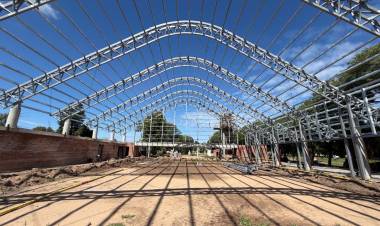 Las obras del Gobierno Provincial no paran: en Coronda ya asoman las columnas para el nuevo gimnasio del CEF N° 22