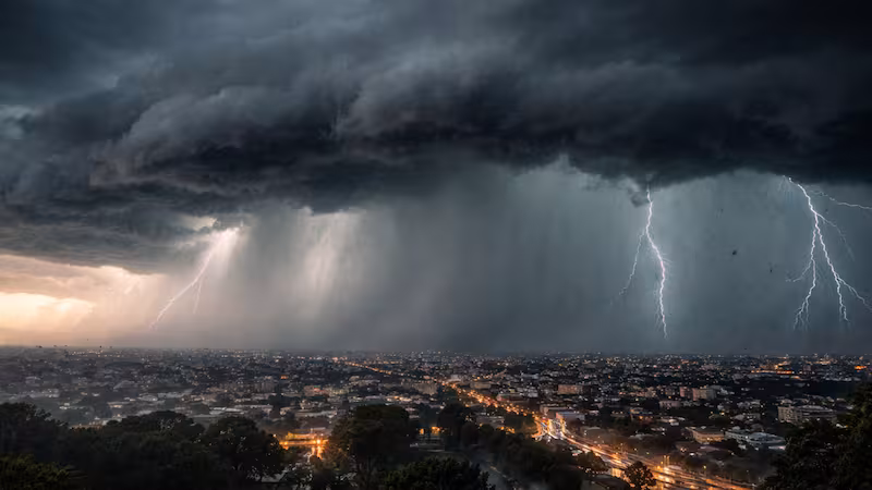 Se acerca un diluvio histórico y el cielo descargará toda su furia: habrá tormentas fuertes, caída de granizo y rágafas de viento de 90 km/h en estas zonas