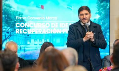 Pullaro firmó un convenio para poner en valor la Plaza Italia de la Legislatura: “Devolverá el espacio público a la ciudadanía y jerarquizará a la capital provincial”