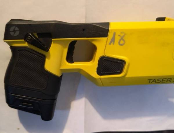 La Policía usó la pistola Taser para evitar que un joven agrediera a su madre con un hacha y un pico en Rosario