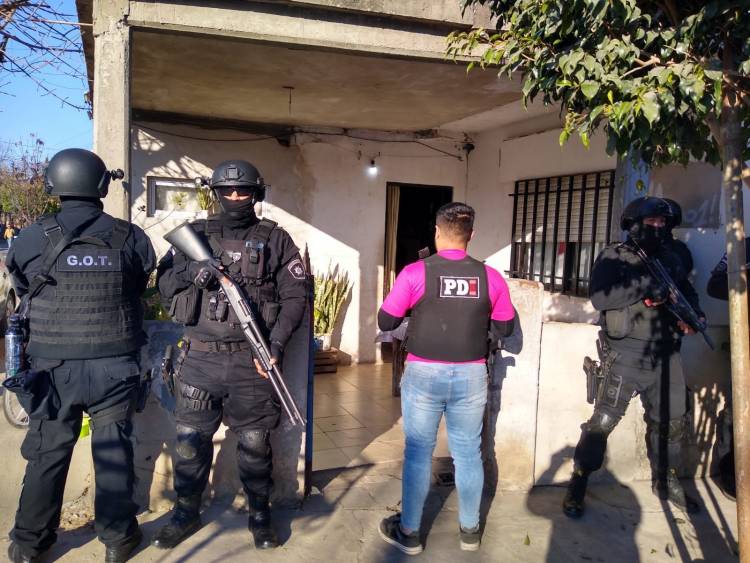  Entrega controlada, agente revelador y allanamientos por venta de drogas en zona oeste de Rosario