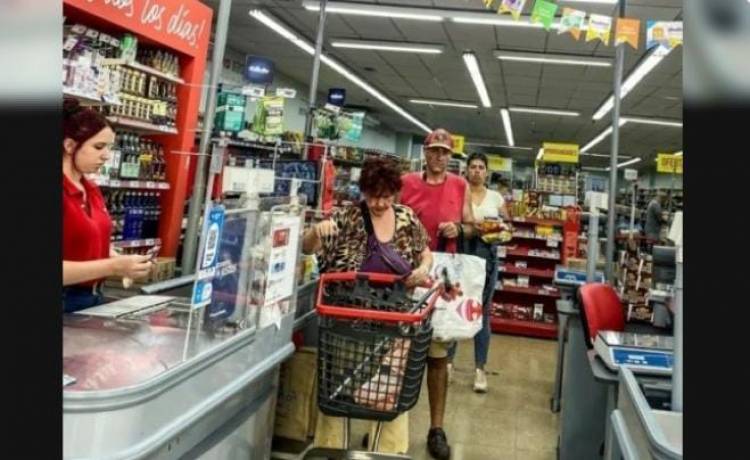Según los datos del Instituto Nacional de Estadística y Censos (INDEC) una familia tipo, compuesta por dos adultos y dos hijos, necesita más de 900 mil pesos por mes para no ser considerada pobre