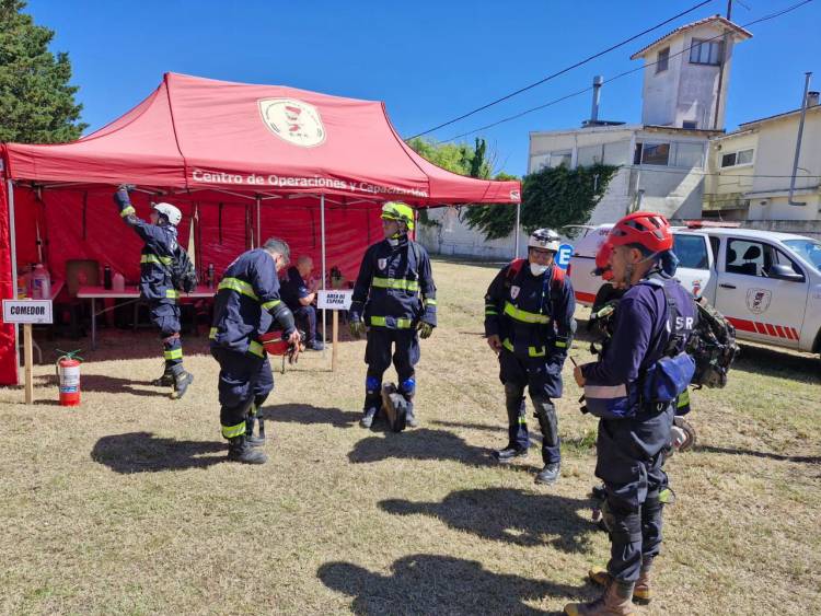 Intensa labor de los brigadistas santafesinos en la tragedia del hotel de Villa Gesell