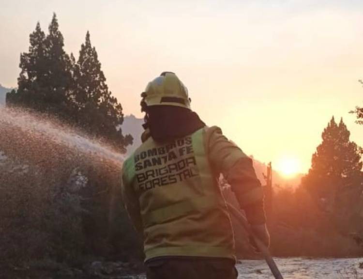 Brigadistas santafesinos continúan combatiendo focos de incendio al pie del volcán Lanín