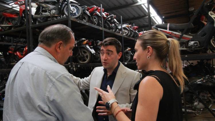 Provincia firmó un convenio para compactar vehículos del Corralón Municipal de Santa Fe