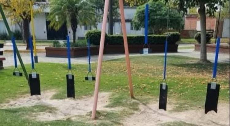 Daños en la Plaza de Gobernador Crespo. Cuatro menores involucrados.