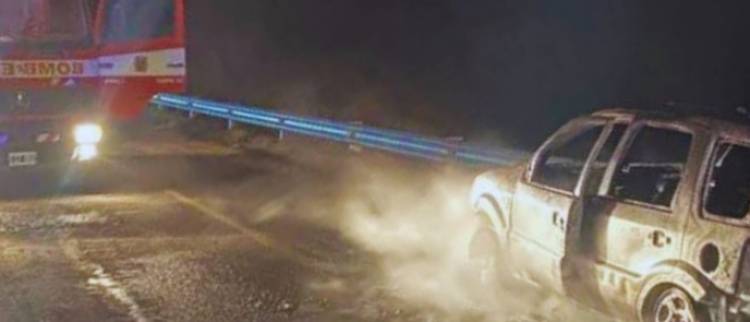 INCENDIO VEHICULAR EN RUTA 39: INTERVENCIÓN DE BOMBEROS VOLUNTARIOS DE GOBERNADOR CRESPO