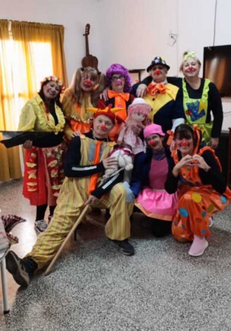 Grupo de teatro para adultos del Club Cosmopolita recorre instituciones de San Justo vestidos de payasos llevando alegría sobre todo a los niños.