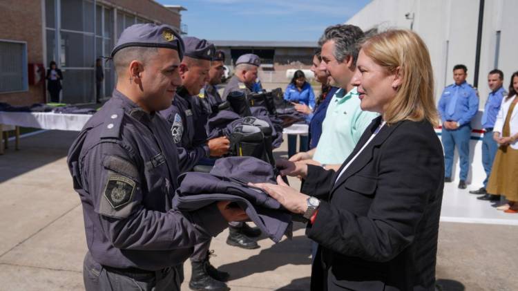 Scaglia encabezó la entrega de uniformes para el personal del Servicio Penitenciario