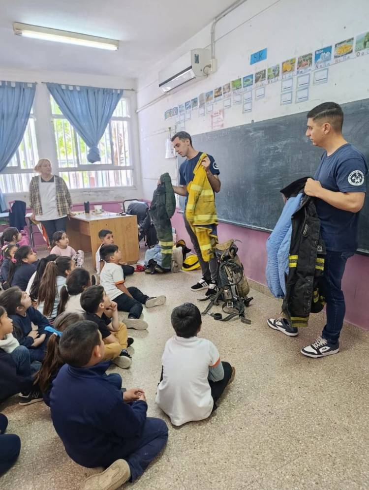 Visita de Bomberos del Cuartel de San Justo a la Escuela Lainez.