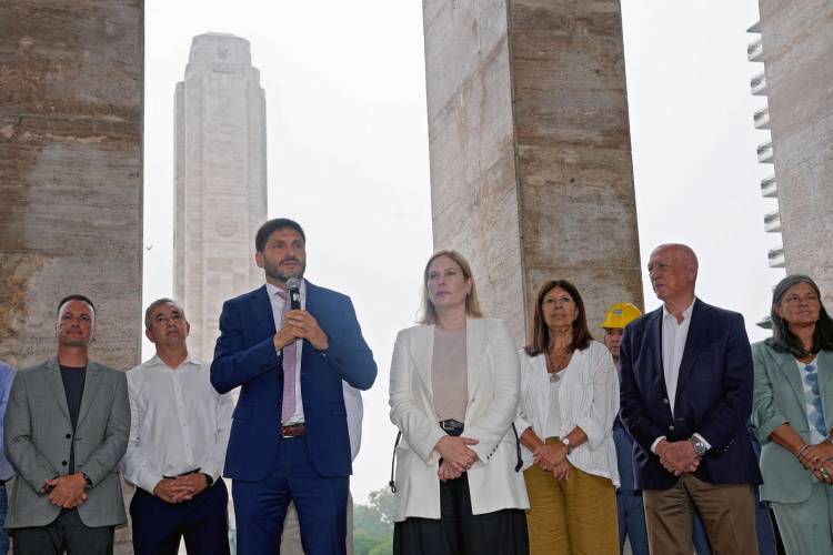  Monumento a la Bandera: Pullaro firmó el convenio y la Provincia terminará con fondos propios lo que Nación frenó