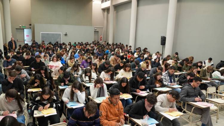Récord: el sistema de Residencias en Salud impulsado por la gestión de Pullaro registró 1.865 inscriptos este año, 72 % más que en 2025