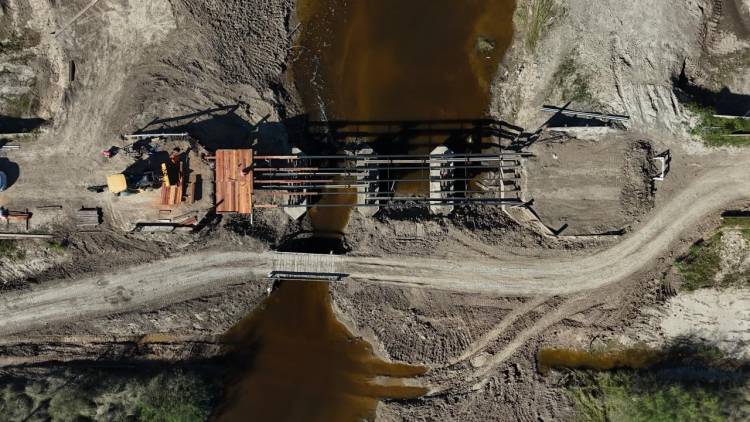 En la Ruta 10, el Gobierno Provincial reconstruye el antiguo puente de madera sobre Arroyo Cululú