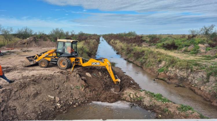 PREVENCIÓN DEL RIESGO HÍDRICO: SE LICITARON LOS TRABAJOS PARA LA LIMPIEZA DE CANALES TRONCALES EN EL DEPARTAMENTO SAN JUSTO.