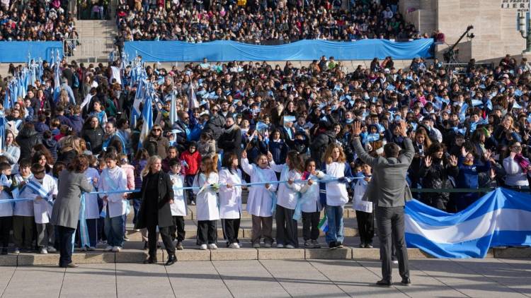 Pullaro encabezó el acto de Promesa de Lealtad a la Bandera ante más de 8.000 alumnos de todo el país