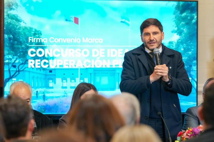 Pullaro firmó un convenio para poner en valor la Plaza Italia de la Legislatura: “Devolverá el espacio público a la ciudadanía y jerarquizará a la capital provincial”