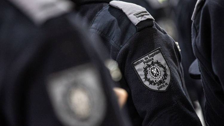 DOS POLICÍAS FUERON DETENIDOS ACUSADOS DE EXTORSIONAR Y ROBAR DÓLARES A UN AUTOMOVILISTA EN SANTA FE